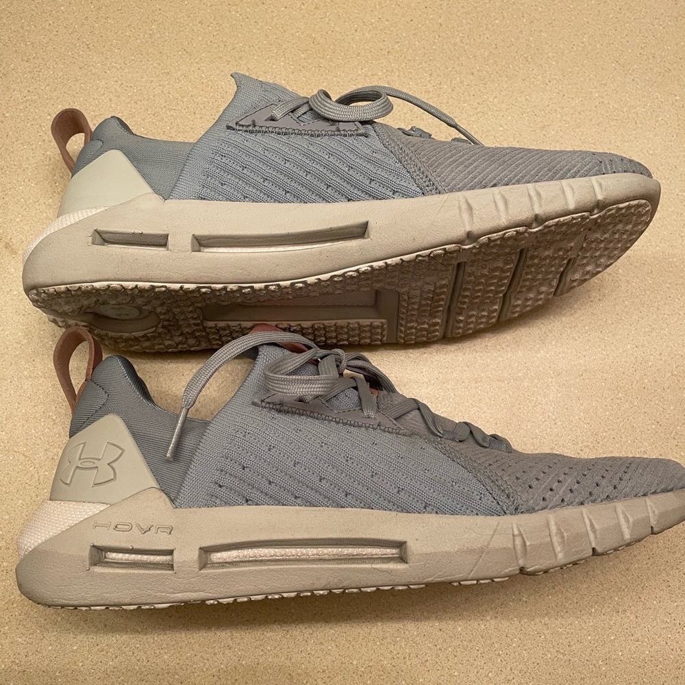 Womens 8.5 under armor shoes, great condition.